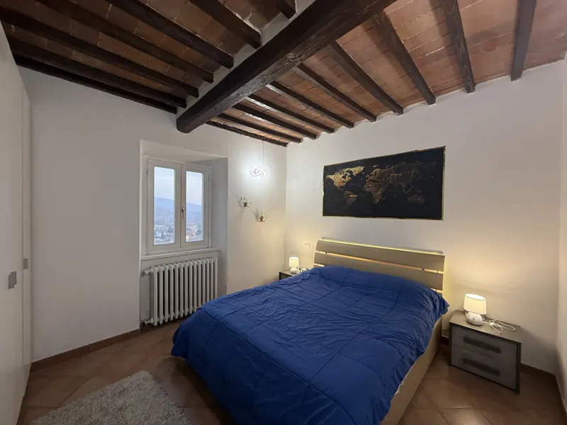 Camera matrimoniale con travi in legno – Il Poggiolino d'Oro, Arezzo