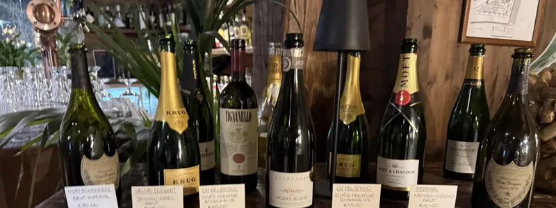 Dom Pérignon, Krug, Moët & Chandon e Tignanello sulla credenza del Ristorante Le Corniole di Arezzo