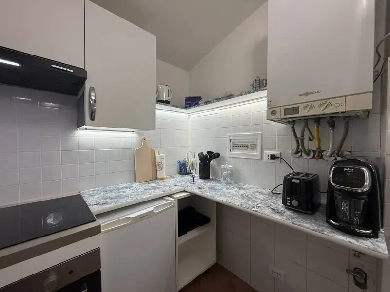 Cucina open space con piano a induzione – Il Poggiolino d'Oro, Arezzo